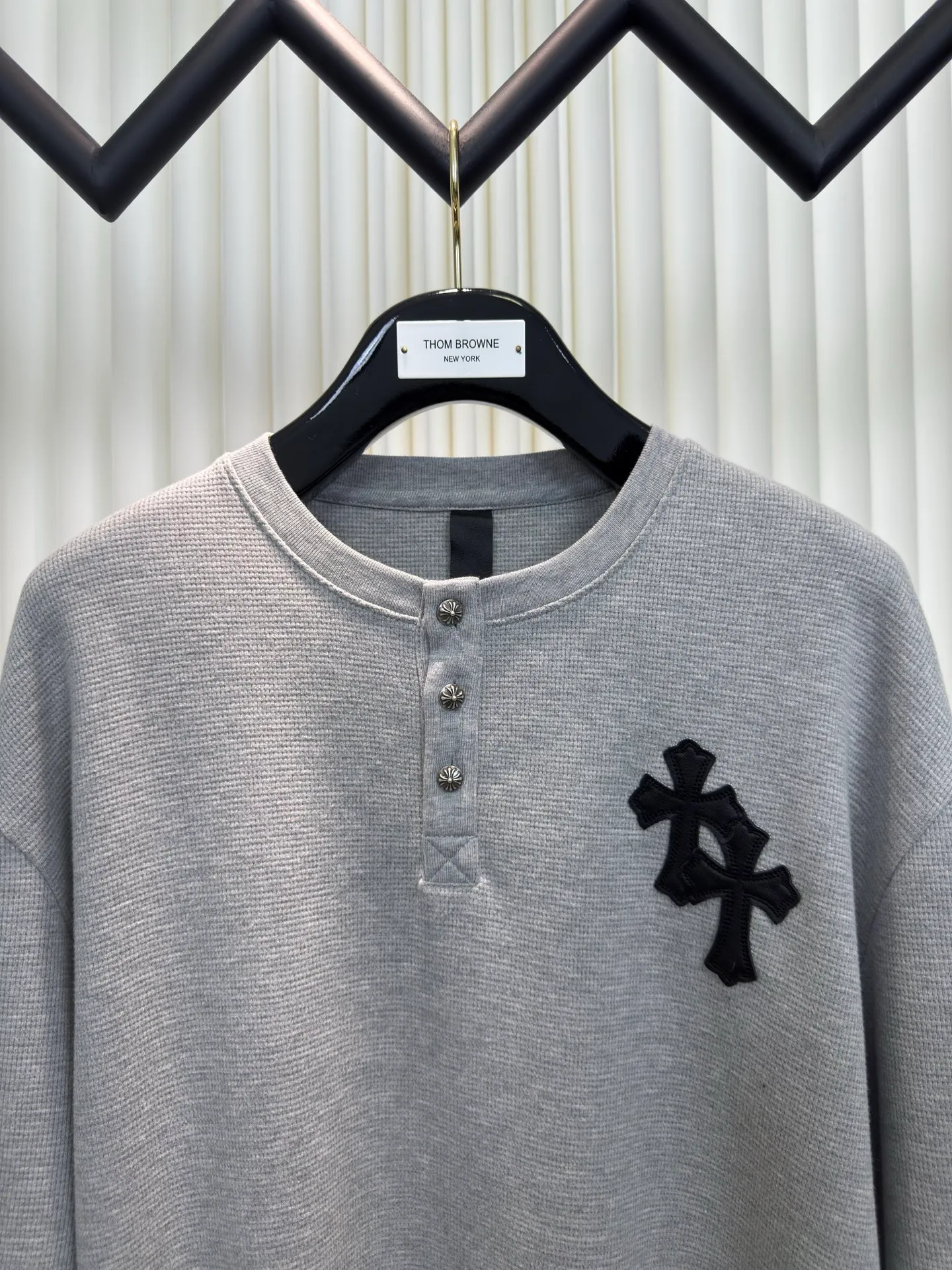 P400 Chrome Hear patchwork leather Henry collar waffle sweatshirt. The fabric is made of 350g cotton waffle double-layer material before washing (to distinguish low-weight, cut corners and non-pure cotton market products). The silver buckles and scrolls are made of antique bronze and real silver (the materials have reached 300+ quality in the market). The leather label is still made of genuine imported lambskin. The most important thing is the hand-sewn leather (the cost is high when it comes to handwork). A lot of effort has been put into the fabric, hardware and craftsmanship. The top quality in the market. The industry benchmark is only owned by a few people. Size S M L